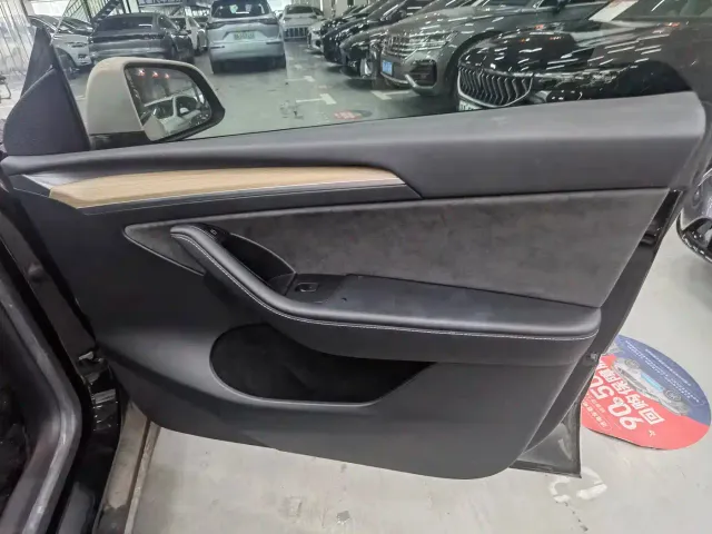 Tesla Model Y — Фото автомобиля 18