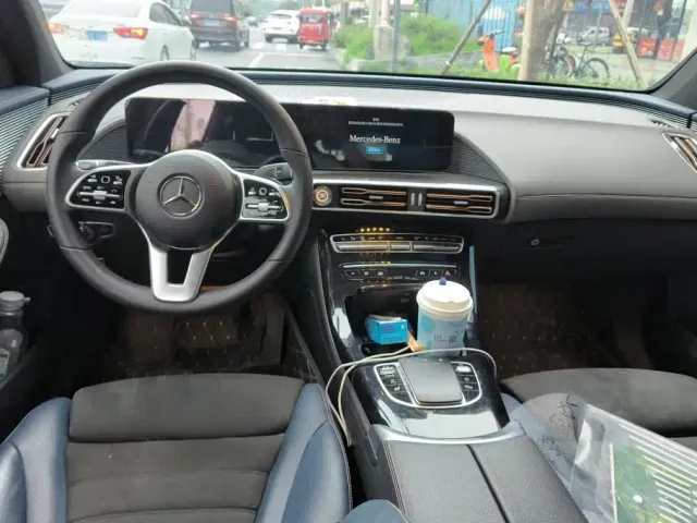 Mercedes-Benz EQC — Фото автомобиля 12