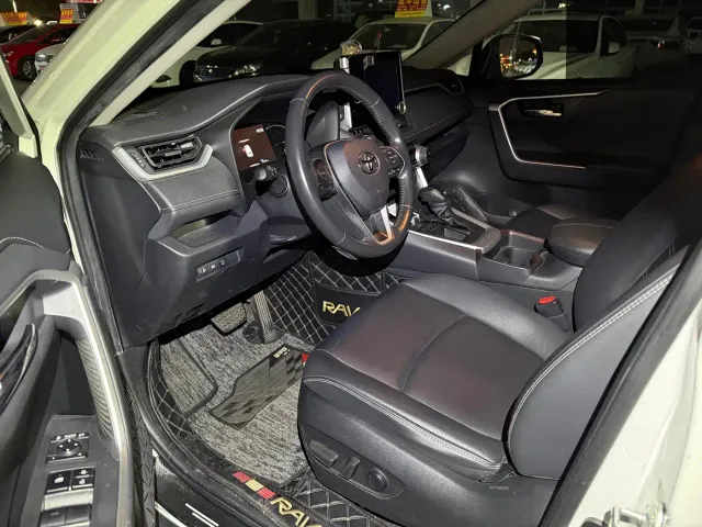 Toyota RAV4 — Фото автомобиля 5