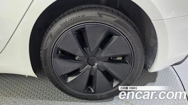 Tesla Model 3 — Фото автомобиля 19