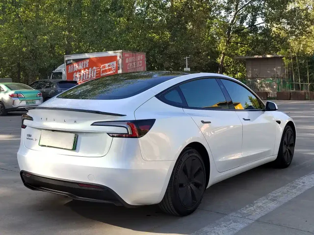 Tesla Model 3 — Фото автомобиля 4