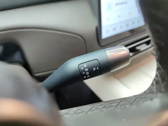 Li Auto MEGA — Фото автомобиля 13