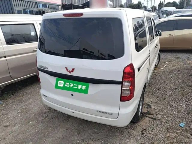 Wuling Hongguang V — Фото автомобиля 4