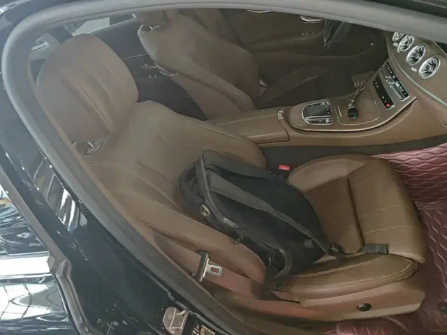 Mercedes-Benz E-Class — Фото автомобиля 24