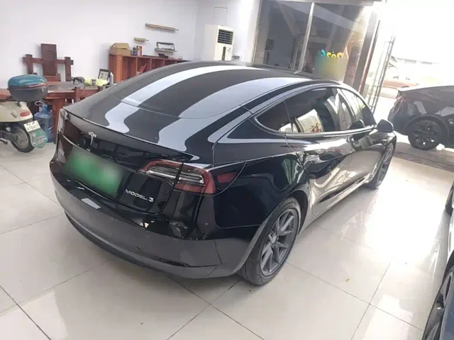 Tesla Model 3 — Фото автомобиля 4