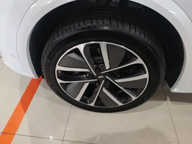 Li Auto L7 — Фото автомобиля 22