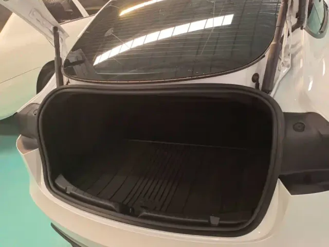 Tesla Model 3 — Фото автомобиля 18