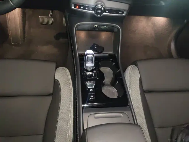 Volvo XC40 — Фото автомобиля 9