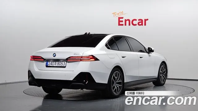 BMW 5 Series — Фото автомобиля 2