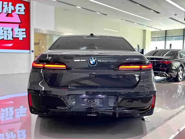 BMW i7 — Фото автомобиля 10