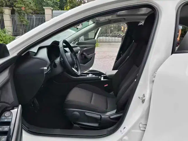 Mazda Axela — Фото автомобиля 9