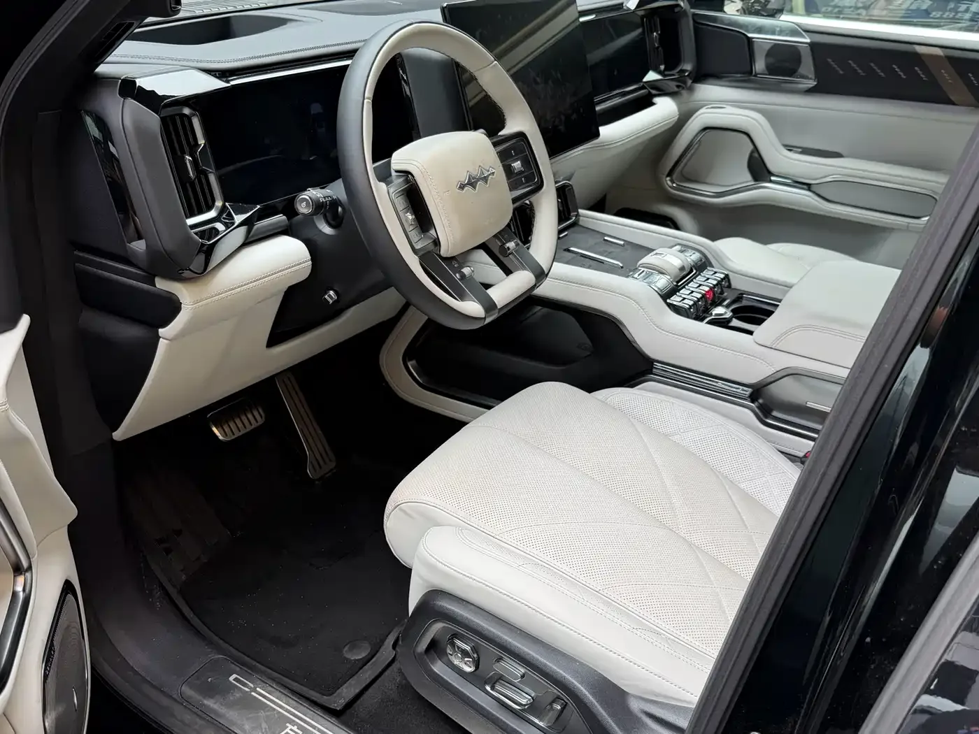 Fang Cheng Bao Leopard 8 2025 Zhiyong Flagship Drone Edition 6-Seater — Фото автомобиля 6