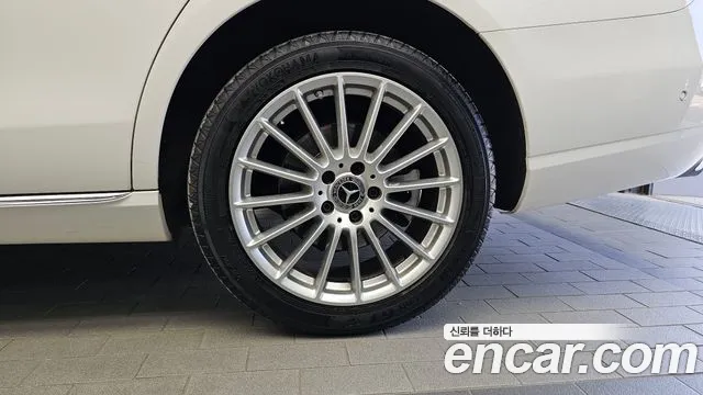 Mercedes-Benz E-Class — Фото автомобиля 20