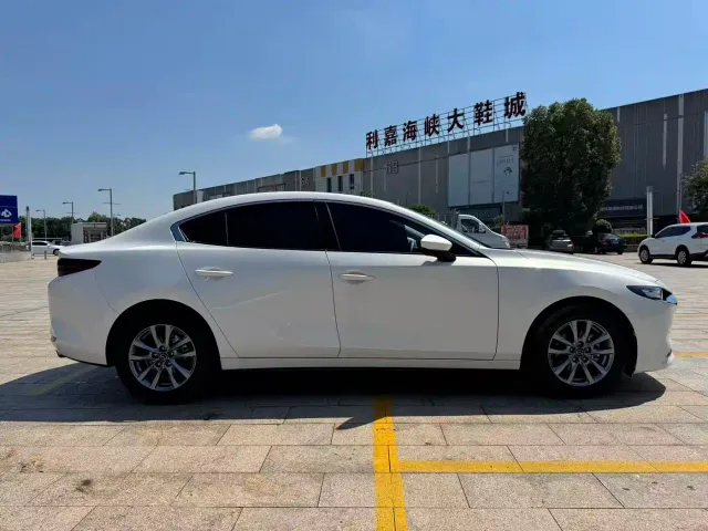 Mazda Axela — Фото автомобиля 8
