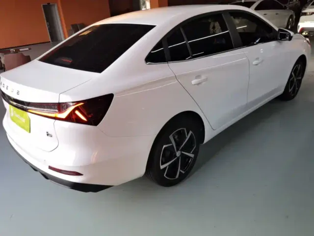 Roewe i5 — Фото автомобиля 6