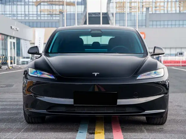 Tesla Model 3 — Фото автомобиля 2