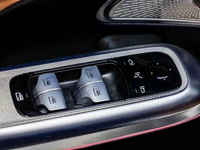 Mercedes-Benz E-Class — Фото автомобиля 12