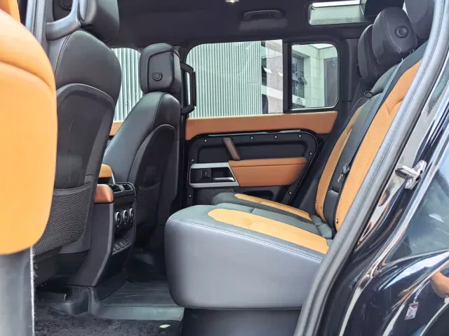 Land Rover Defender — Фото автомобиля 12