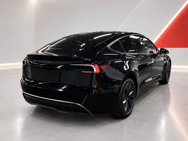 Tesla Model 3 — Фото автомобиля 6