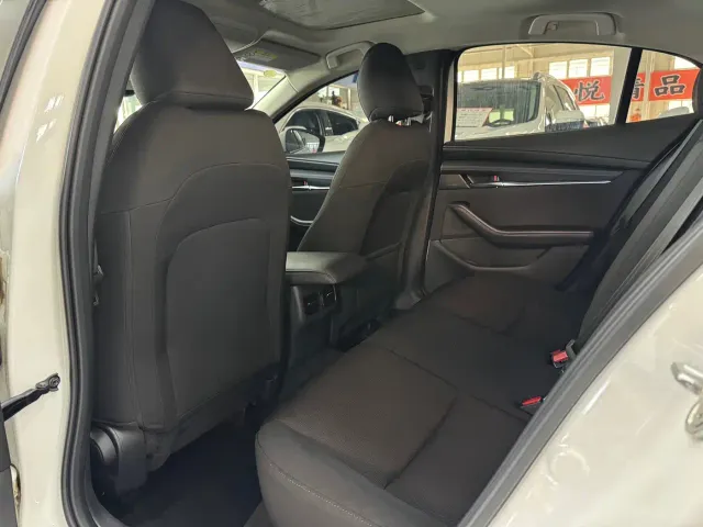 Mazda Axela — Фото автомобиля 8