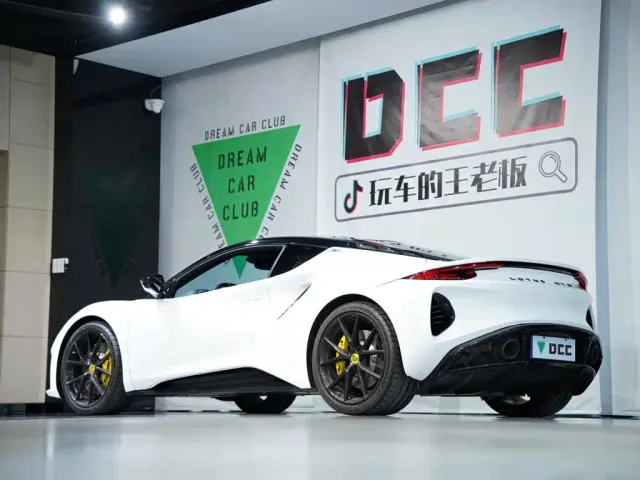 Lotus Emira — Фото автомобиля 12