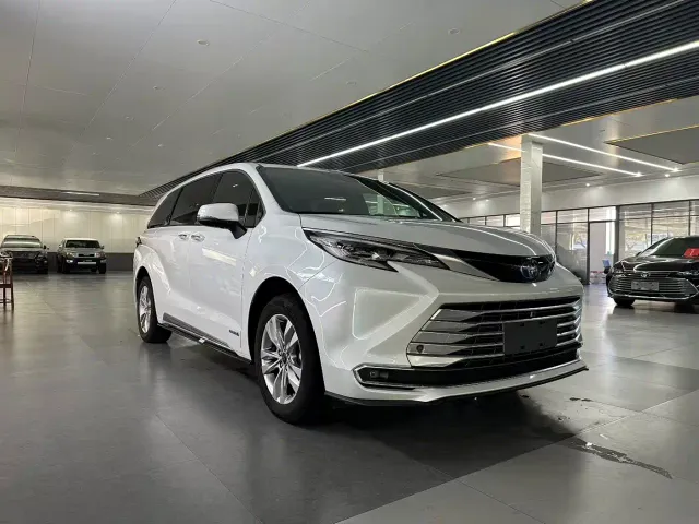 Toyota Sienna — Фото автомобиля 3
