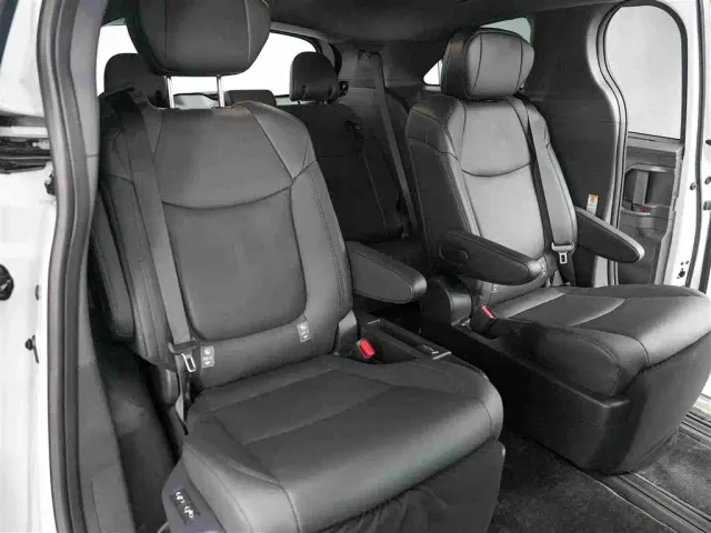 Toyota Sienna — Фото автомобиля 11