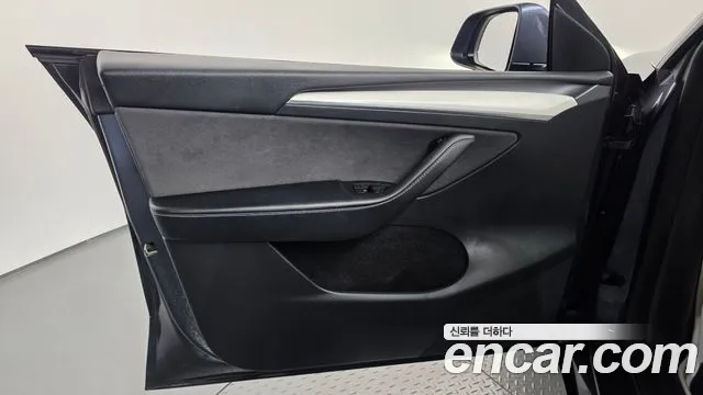 Tesla Model Y — Фото автомобиля 13