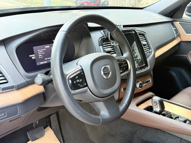 Volvo XC90 — Фото автомобиля 9