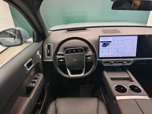 Li Auto L8 — Фото автомобиля 7