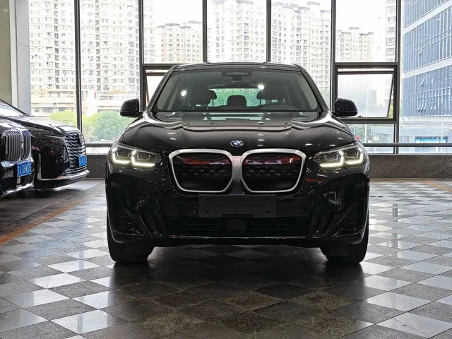 BMW iX3 — Фото автомобиля 2