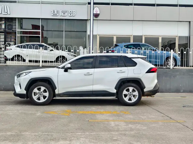 Toyota RAV4 — Фото автомобиля 3