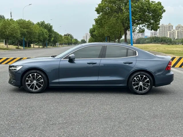 Volvo Volvo S60 2022 B4 Smart Comfort Luxury Edition — Фото автомобиля 8