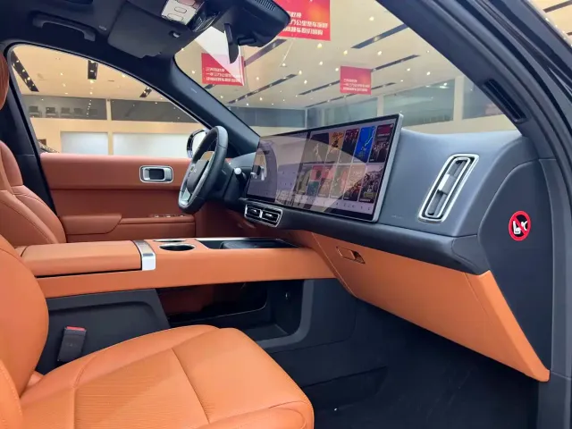 Li Auto L8 — Фото автомобиля 13