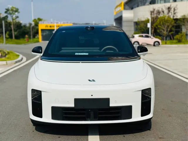 Li Auto i6 — Фото автомобиля 2