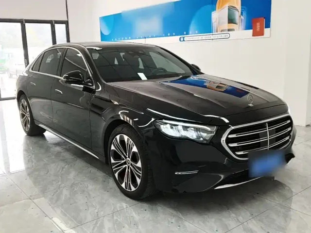 Mercedes-Benz E-Class — Фото автомобиля 3