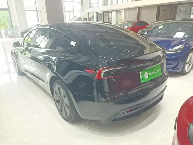 Tesla Model 3 — Фото автомобиля 4