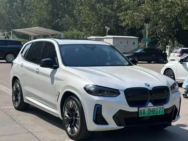 BMW iX3 — Фото автомобиля 4