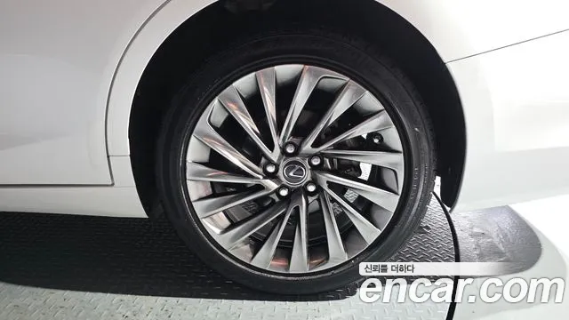 Lexus ES — Фото автомобиля 15