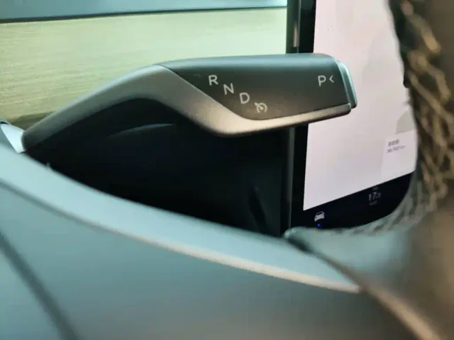 Tesla Model Y — Фото автомобиля 13