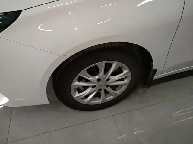 Roewe i5 — Фото автомобиля 22