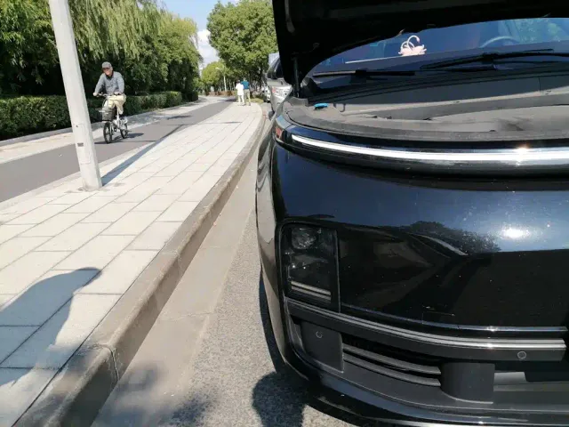 Li Auto L8 — Фото автомобиля 7