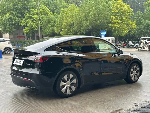 Tesla Model Y — Фото автомобиля 6