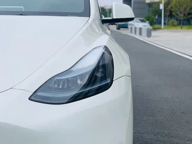 Tesla Model Y — Фото автомобиля 9