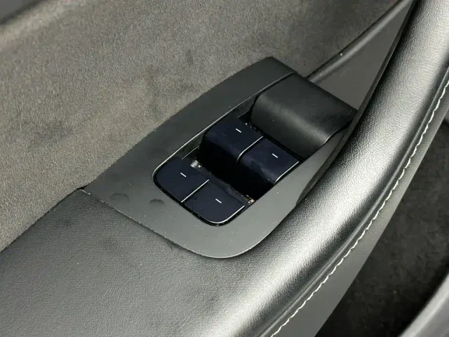 Tesla Model Y — Фото автомобиля 11