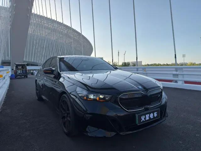 BMW i5 M60 — Фото автомобиля 2