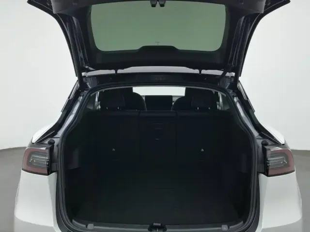 Tesla Model Y — Фото автомобиля 16