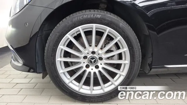 Mercedes-Benz E-Class — Фото автомобиля 5