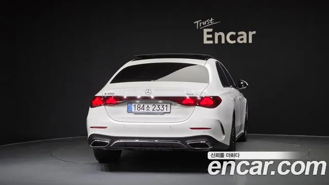 Mercedes-Benz E-Class — Фото автомобиля 4