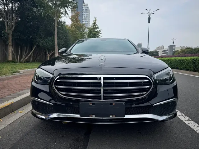 Mercedes-Benz E-Class — Фото автомобиля 2
